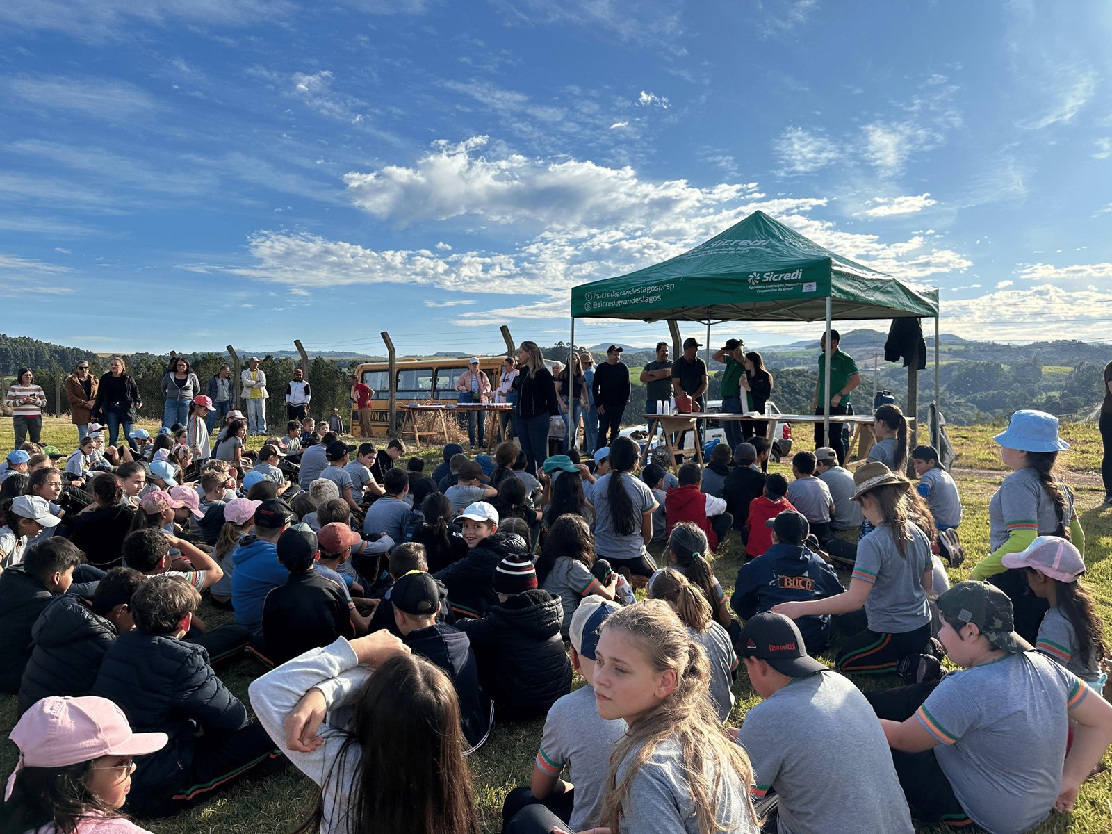 Alunos realizam plantio de 5 mil árvores nativas em ação conjunta com secretarias e parceiros na Comunidade São Francisco de Assis